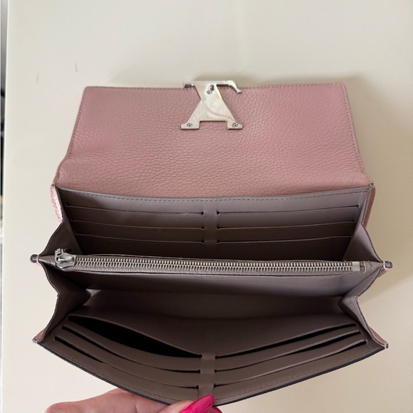 Louis Vuitton Capucines Long Wallet in Magnolia Pink - Picture 8 of 11